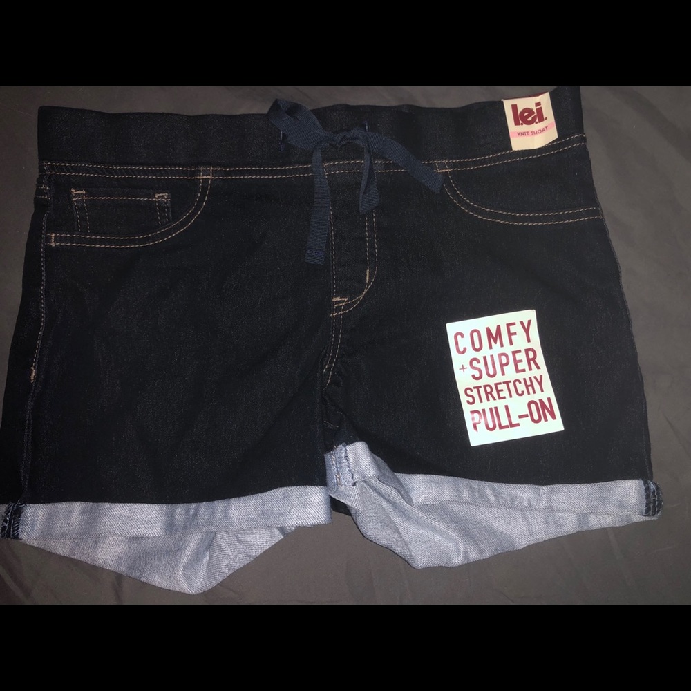 NWT‼️ L•E•I stretch shorts